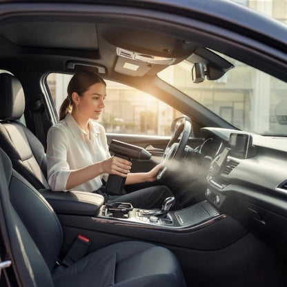 Femme utilisant un souffleur d'air électrique portable Levko pour nettoyer le tableau de bord d'une voiture